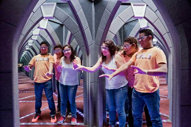 Amazing Mirror Maze Escape
